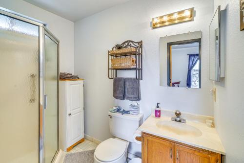Ένα μπάνιο στο Cozy Kerrville Guest Cottage Near Guadalupe River!