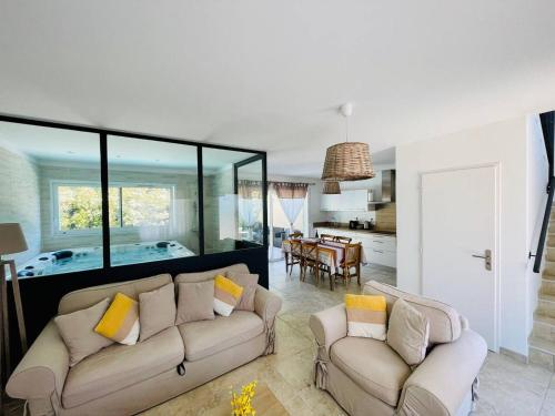 Villa de 2 chambres avec piscine privee jacuzzi et terrasse a UchauxEL