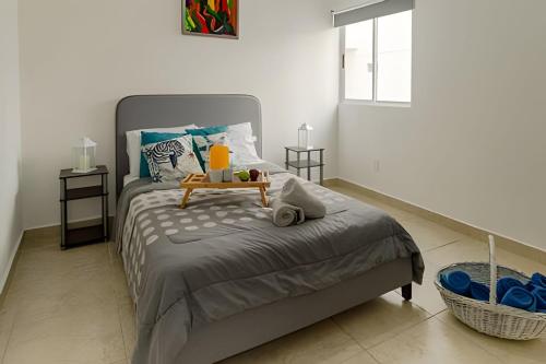 una camera da letto con un letto e un tavolo sopra di Exclusive building 6 people 3 cable televisions 3 swimming pools balcony, a Cancún