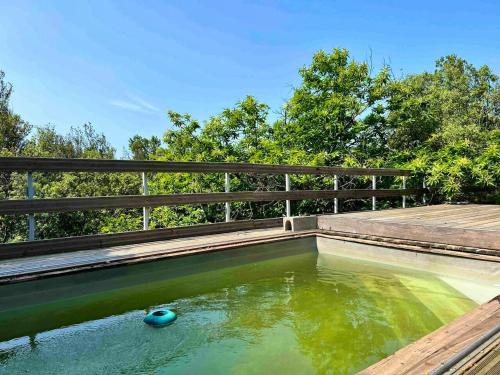 Πισίνα στο ή κοντά στο Maison charmante à Valleraugue avec piscine partagée.