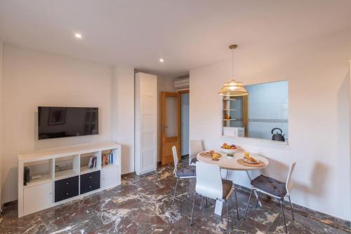 Cozy apartment close to the beach + free parking