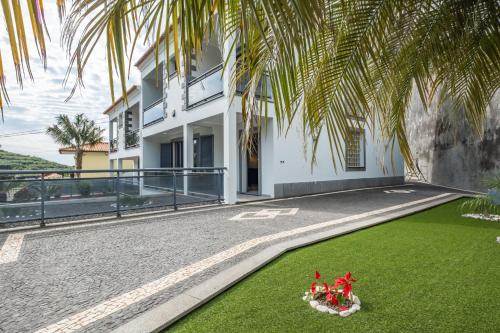 Una casa con un césped verde delante de ella. en Til Home by Homie, en Panasqueira