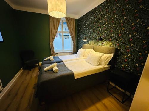 een slaapkamer met een bed met een knuffeldier erop bij Vattengrändens Vandrarhem & Hotel in Norrköping