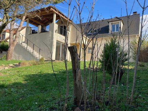 une maison avec une clôture devant dans l'établissement Chambre triple spacieuse pour 3 Adultes avec terrasse privée - Proche Disneyland Paris, à Mareuil-lès-Meaux