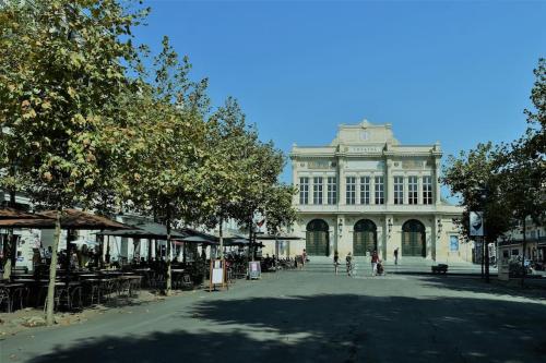 a large white building with a street in front of it at Béziers : charmant appartement cœur de ville, WIFI in Béziers