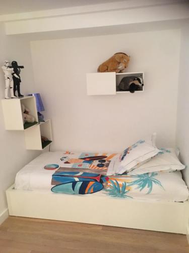 Un dormitorio con una cama con una manta. en VILLA DE LUXE A PORT GRIMAUD, en Grimaud