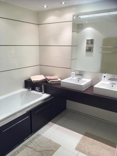 baño con 2 lavabos y espejo grande en VILLA DE LUXE A PORT GRIMAUD, en Grimaud