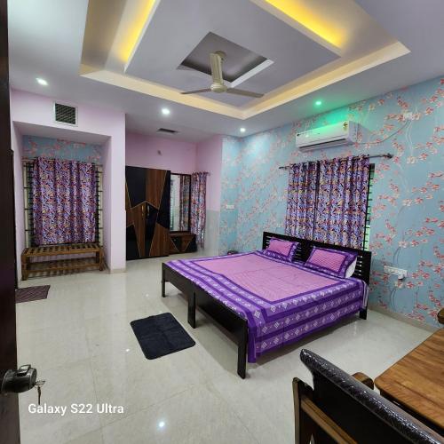 1 dormitorio con 1 cama de color púrpura en una habitación en Om Villa, en Bhopal