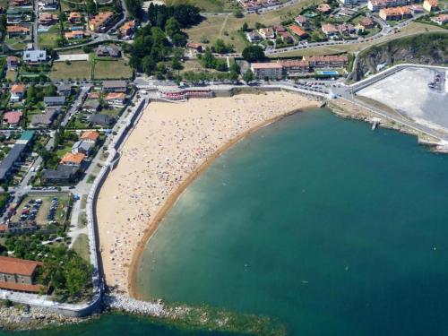 an aerial view of a beach with a bunch of people at HIKARI, centro Luanco con PARKING in Luanco