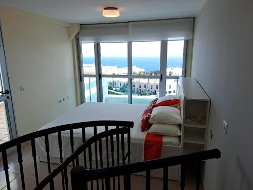 - une chambre avec un lit et une grande fenêtre dans l'établissement Super Penthouse Ocean View, à San Miguel de Abona