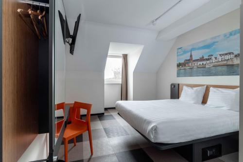 Katil atau katil-katil dalam bilik di easyHotel Maastricht City Centre