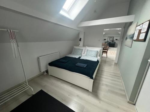 1 dormitorio pequeño con 1 cama en una habitación en Bükkös Apartman, en Szentendre