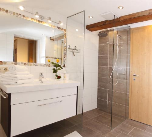 y baño con lavabo y ducha. en Appartement De Luxe - 140m², en Elbigenalp