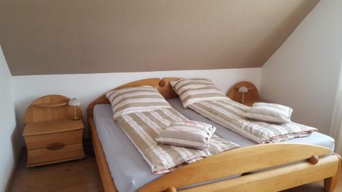 ein Schlafzimmer mit 2 Betten mit Kissen darauf in der Unterkunft Haus Nordsee in Emden