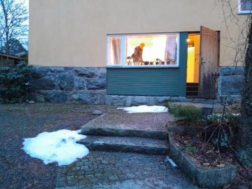 Una casa con una ventana con un perro. en Floravägen 11 en Lidingö