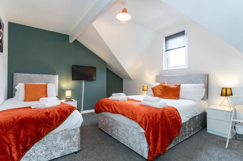 two beds in a room with green walls at Castlereagh guest House in Belfast