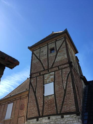 - un vieux bâtiment en briques avec des fenêtres blanches dans l'établissement Le pigeonnier maison de caractère logement 4 personnes La maisonnette rénovée logement 2 personnes, à Floirac