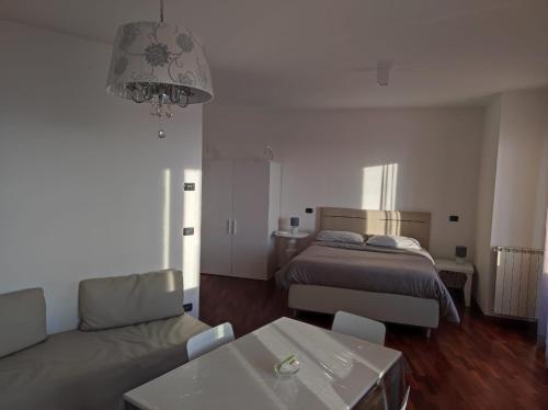 sala de estar con sofá y cama en Il Molino Apartment, en Pescara