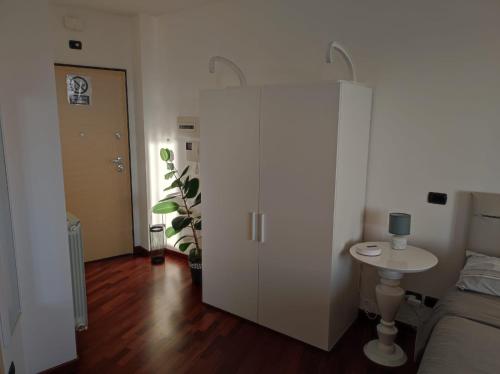Armario blanco en una habitación con cama y mesa en Il Molino Apartment, en Pescara