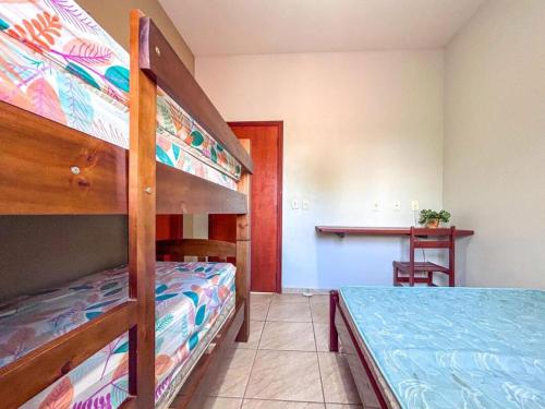 Våningssäng eller våningssängar i ett rum på Chácara privativa em condomínio!