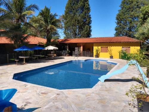 een zwembad voor een huis bij Chácara privativa em condomínio! in Pôrto Feliz