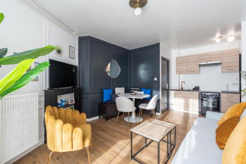 une cuisine et un salon avec une table et des chaises dans l'établissement Le Panoramique - clim, balcon, superbe vue, wifi, à Toulouse