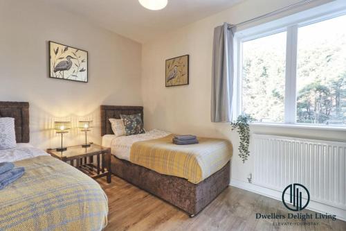 - une chambre avec 2 lits et une fenêtre dans l'établissement Stylish 3Bedrooms 2 Bath in Harold wood Romford, à Harold Wood