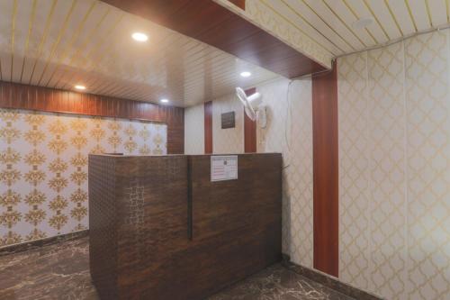 La salle de bains est pourvue d'une porte en bois. dans l'établissement millenium homestay, à Varanasi