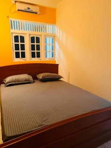 מיטה או מיטות בחדר ב-SRI RAGAVAS LAGOON VILLA