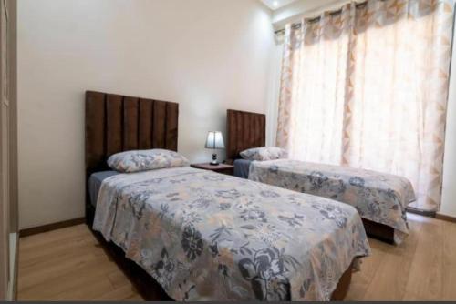 達博威札的住宿－Jack beach，一间卧室设有两张床和窗户。