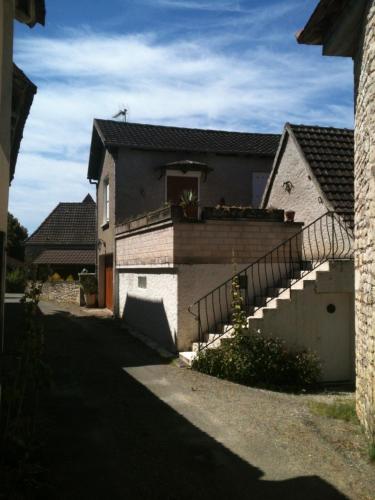 una casa con una escalera frente a un edificio en Le pigeonnier maison de caractère logement 4 personnes La maisonnette rénovée logement 2 personnes, en Floirac