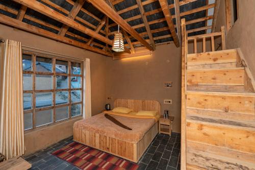 1 dormitorio con cama y ventana grande en NotOnMap - Mystic Village, en Khajjiar 