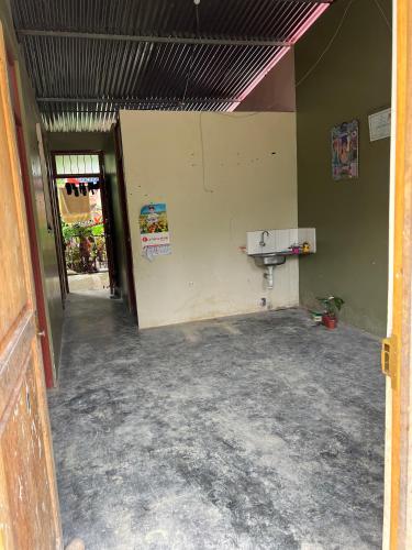 um quarto vazio com um lavatório num edifício em Casa de Robin em Moyobamba