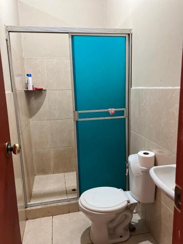 uma casa de banho com um chuveiro, um WC e um lavatório. em Casa de Robin em Moyobamba