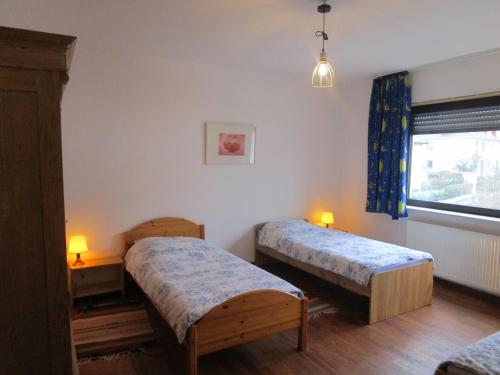 Zimmer mit 2 Betten und einem Fenster in der Unterkunft Ferienwohnung Am Homburg Nr 3 in Saarbrücken