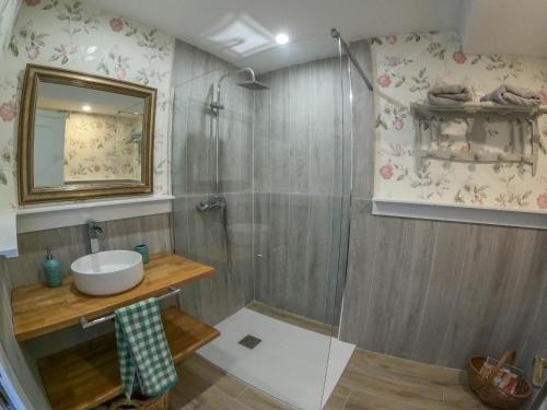 une salle de bain avec une douche, un lavabo et un miroir dans l'établissement Precioso piso a orillas del mar en Fuengirola, à Fuengirola
