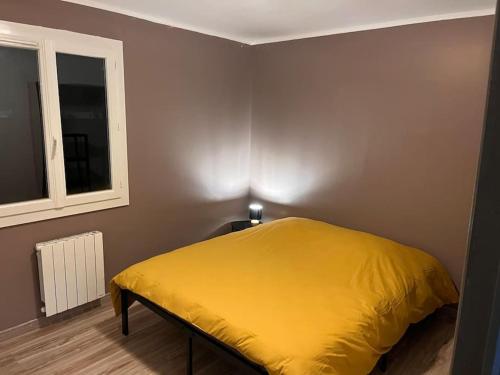 Un pat sau paturi într-o cameră la Maison dans Résidence pavillonnaire paisible