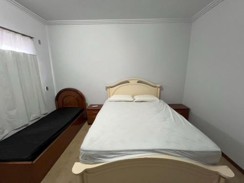 een kleine slaapkamer met een bed en een raam bij Suíte no centro com 2 camas e hidromassagem in Sinop