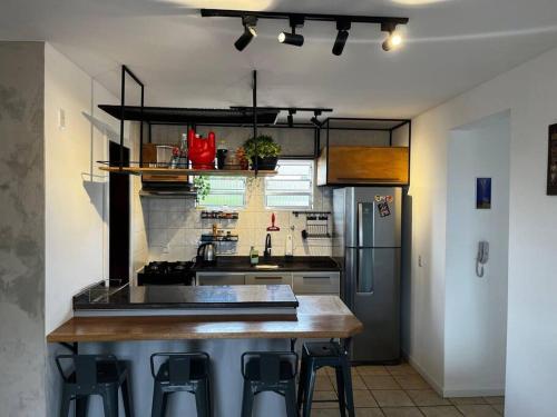 uma cozinha com uma bancada e um frigorífico em Cobertura com Vista para o Mar em Florianópolis