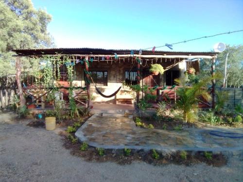 une maison avec un jardin en face dans l'établissement Fullmoon Guasacate House, à Popoyo