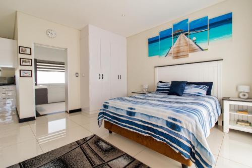 Un pat sau paturi într-o cameră la Eye Of Africa Luxury Golf Suite