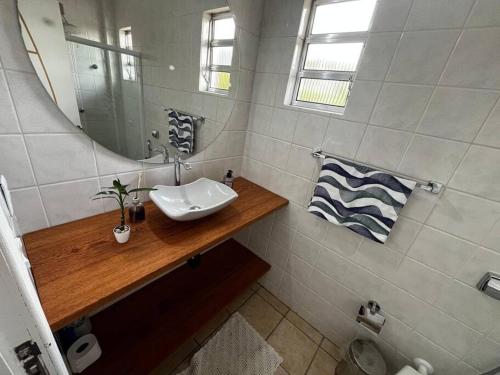 uma casa de banho com um lavatório e um espelho em Cobertura com Vista para o Mar em Florianópolis