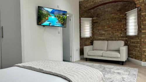 TV a/nebo společenská místnost v ubytování London Studios and Suites