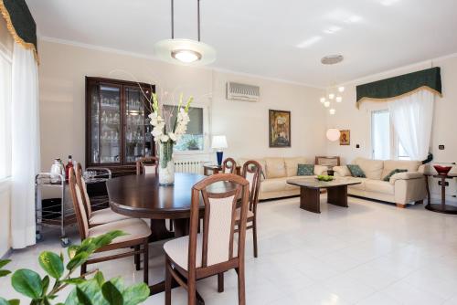 a living room with a table and a couch at Villa INVA Korfu in Kavos