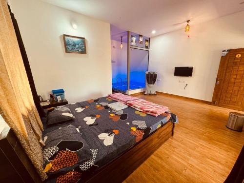 Un dormitorio con una cama con un edredón con nubes. en Sandcastle Cottages 1 AC - Indoor Pool - WiFi - SmartTV - Parking - Diveagar, en Diveagar