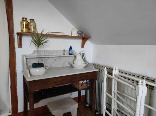 - une salle de bains avec 2 bols sur une table en bois dans l'établissement Les Quatre Vents, à Avallon