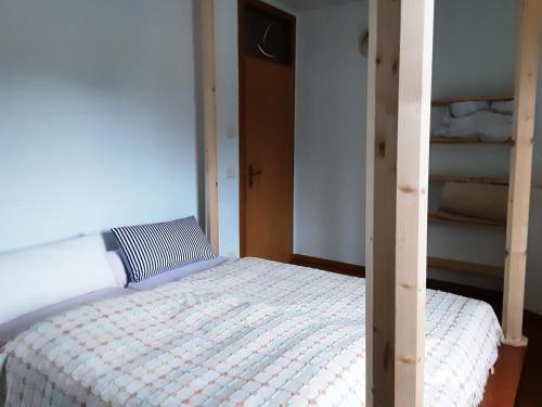 Ein Bett oder Betten in einem Zimmer der Unterkunft Villa Cares - Pension mit Tischtennis