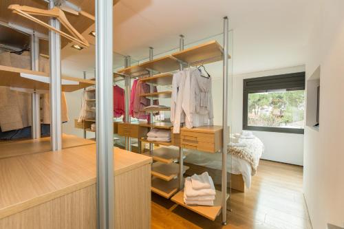 Habitación con armario con estanterías abiertas en Chalet Els pins, Banyoles, en Banyoles
