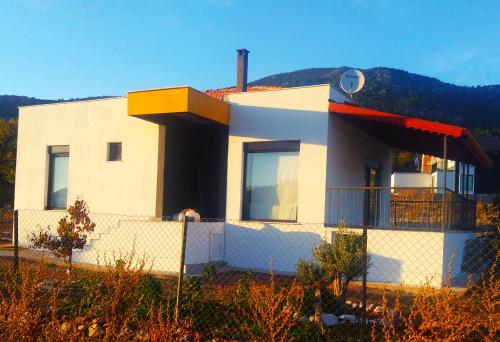 une maison blanche avec une clôture devant elle dans l'établissement Antalya villa, à Kemerağzı