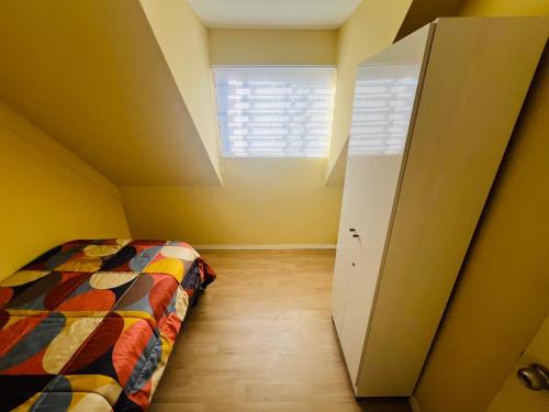 een slaapkamer met een bed en een raam bij Casa 4 habitaciones 1 baño in Talca